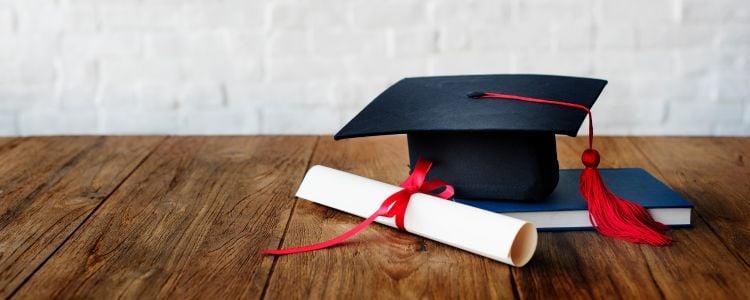 Birrete y diploma de graduado como una meta académica