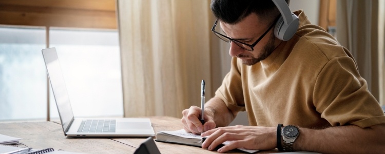 Joven estudiando para pasar su examen de admisión a la universidad