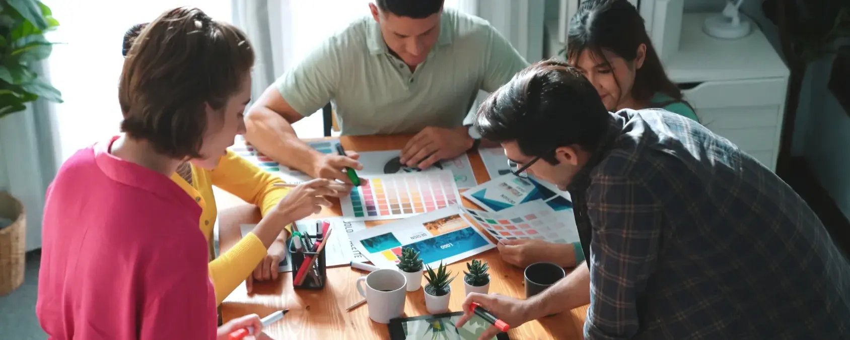 Grupo de estudiantes aprovechando los beneficios de estudiar diseño gráfico