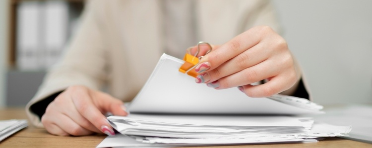 Joven revisando los documentos necesarios para su proceso de inscripción en UNID