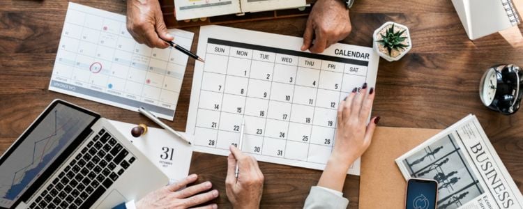 Personas planeando reuniones virtuales con un calendario