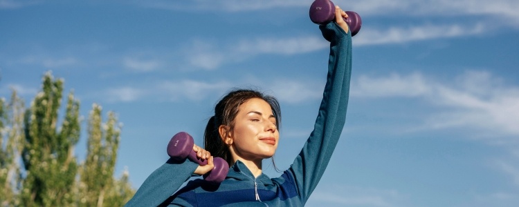 Mujer haciendo ejercicio para mejorar una de sus dimensiones del bienestar