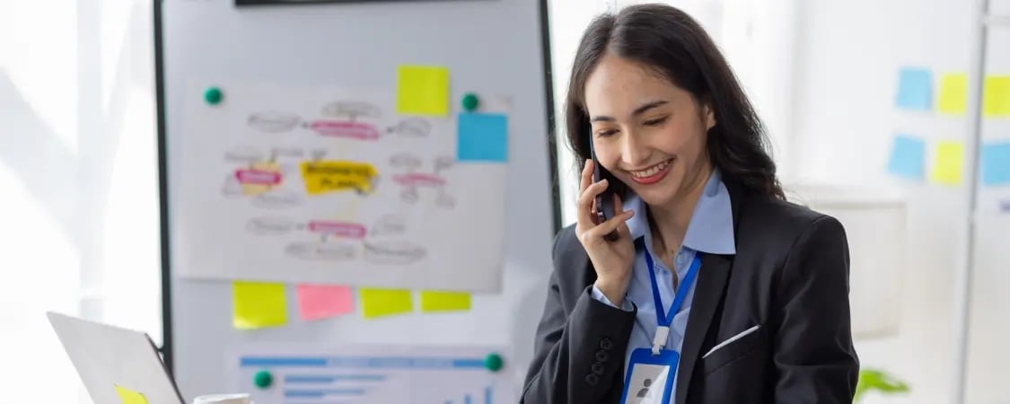Mujer profesionista ejerciendo la funcion de administracion en una empresa