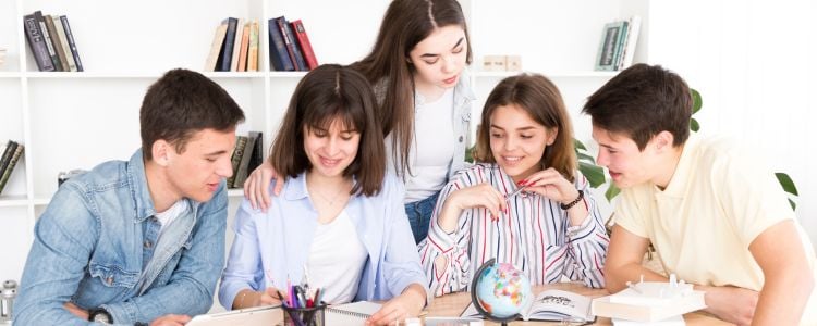 Alumnos trabajando en equipo el Día del Estudiante