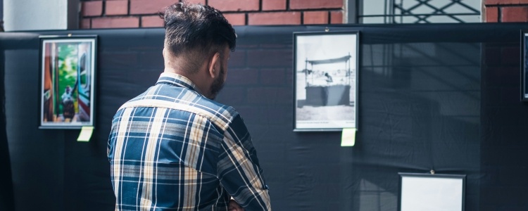 Estudiante admirando arte en un museo como una de las razones para elegir UNID