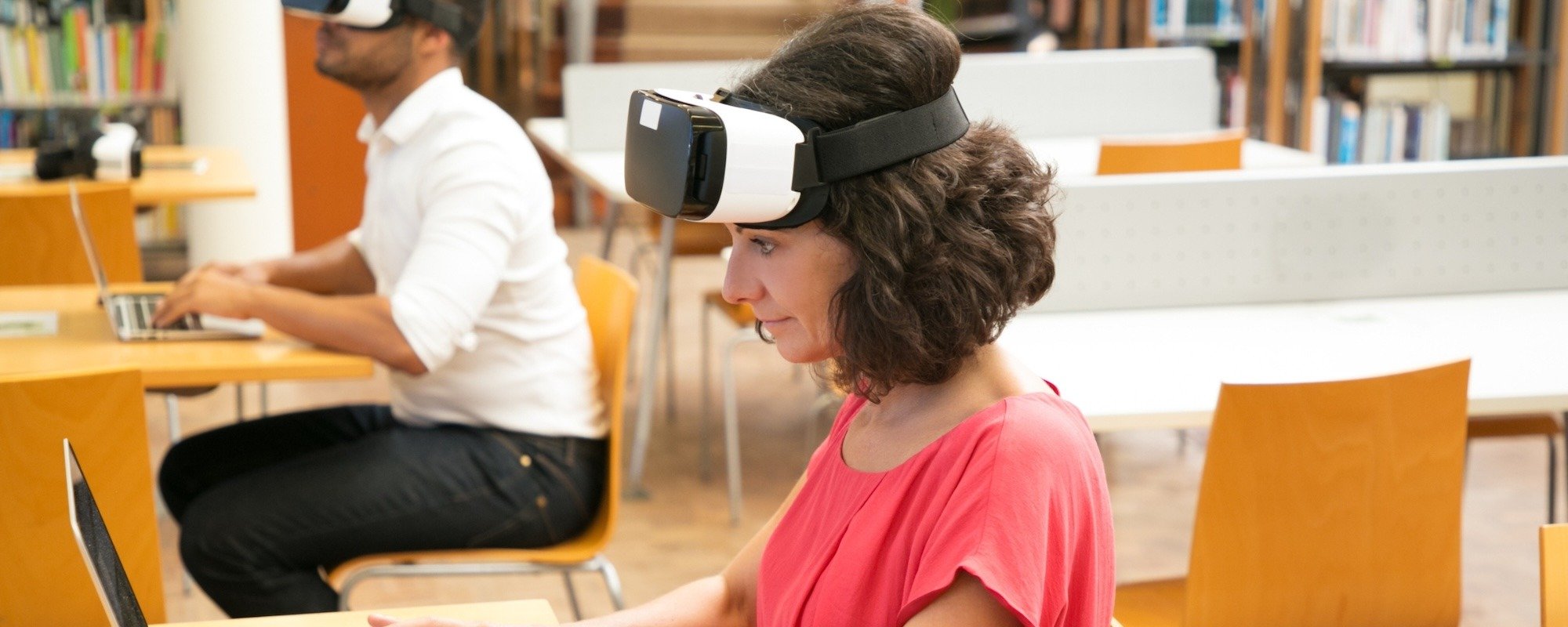 Estudiantes en un aula viviendo la experiencia de realidad virtual e inteligencia artificial en la educación