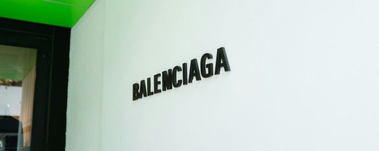 Balenciaga es uno de los diseñadores de moda famosos