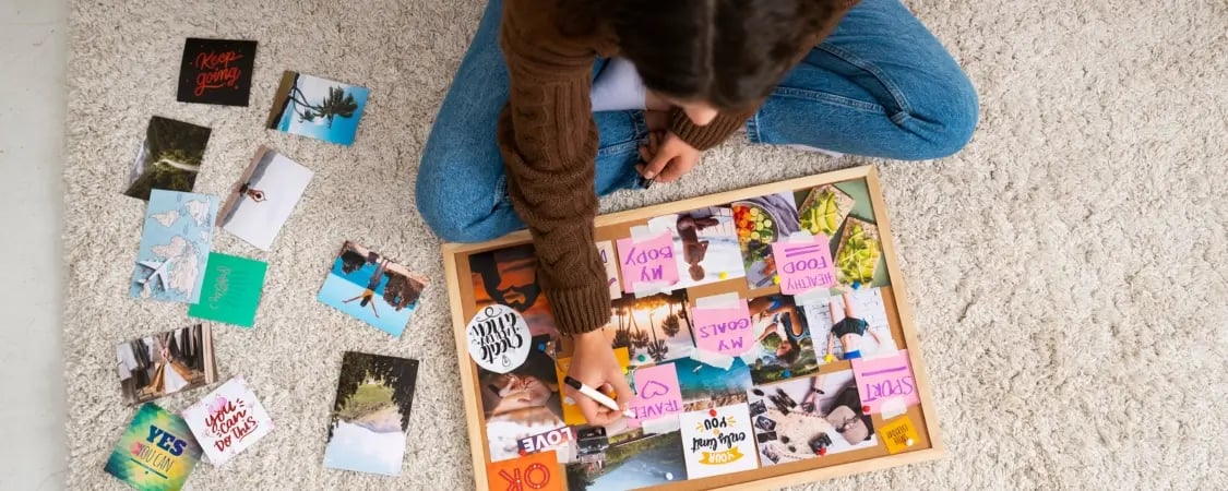 Chica joven realizando un moodboard para recuperar la motivación