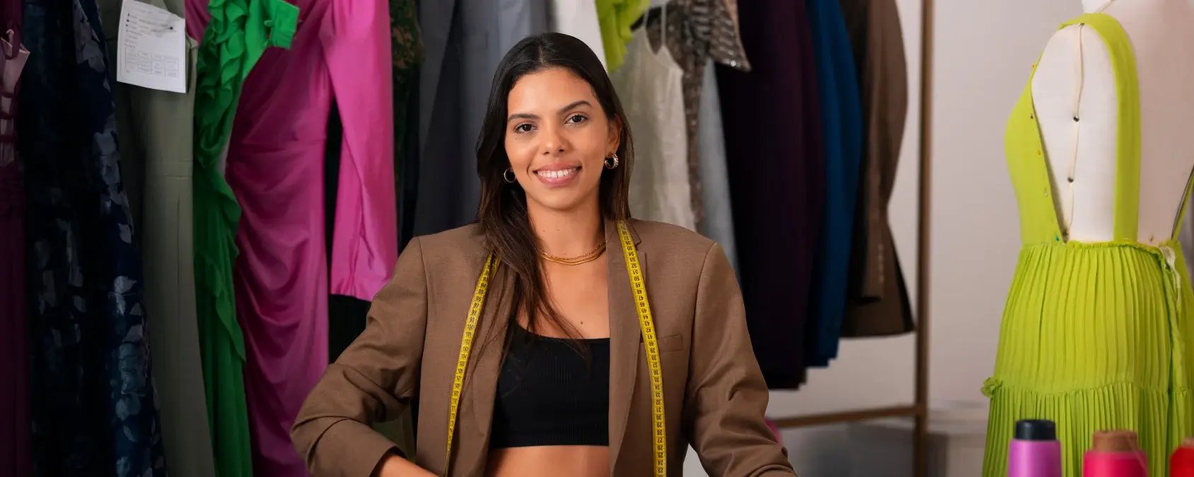 Mujer mexicana con cinta y herramientas para estudiar diseño de modas